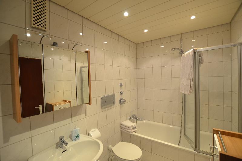 Nah bei Düsseldorf: Vollmöbliertes Apartment - Pool und Sauna im Haus - Erkrath-Unterfeldhaus - Photo 5