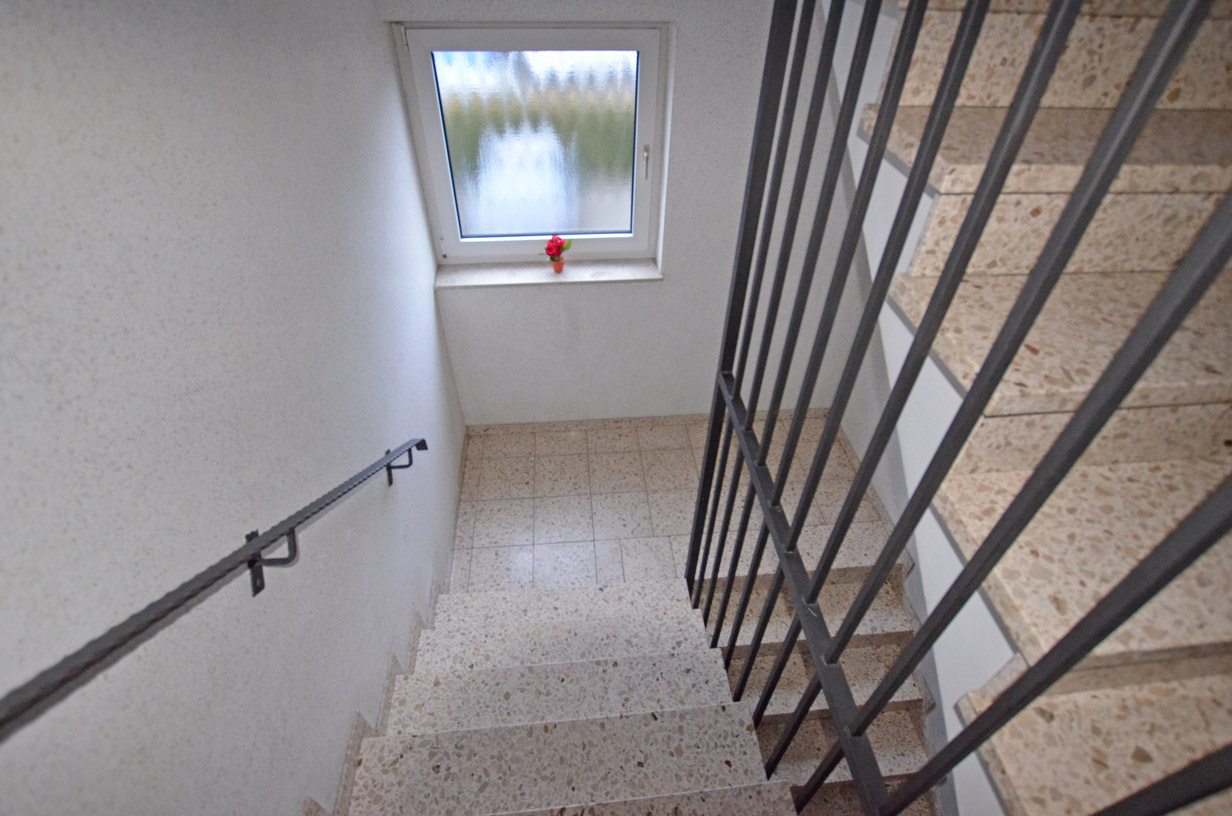 Charmante 2-Zimmer-Dachgeschosswohnung mit Balkon und Außenstellplatz - Photo 2