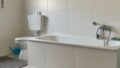 modernisiertes Bad mit Wanne und Dusche (Whg. 3)