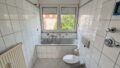 Tageslichtbad mit Wanne und WC