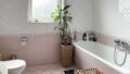 Badezimmer mit Fenster