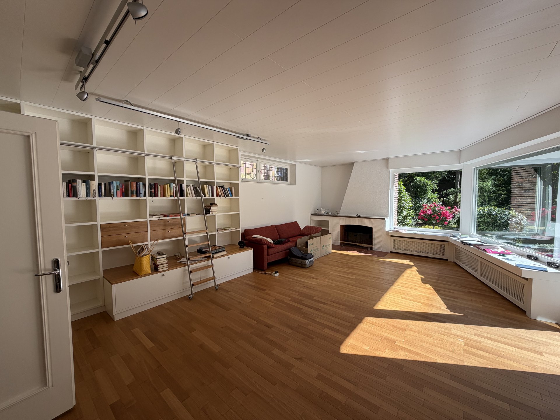 Wohnzimmer mit Einbaumöbeln