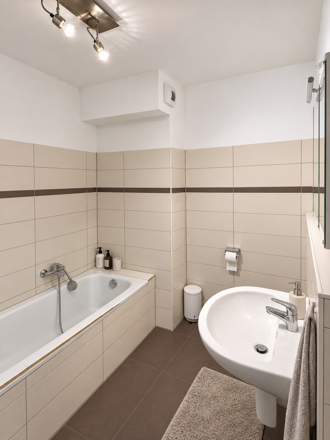 Badezimmer mit Wanne und Dusche