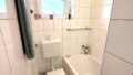 Bad mit Wanne + Fenster