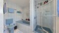 Tageslichtbad mit Wanne und Dische