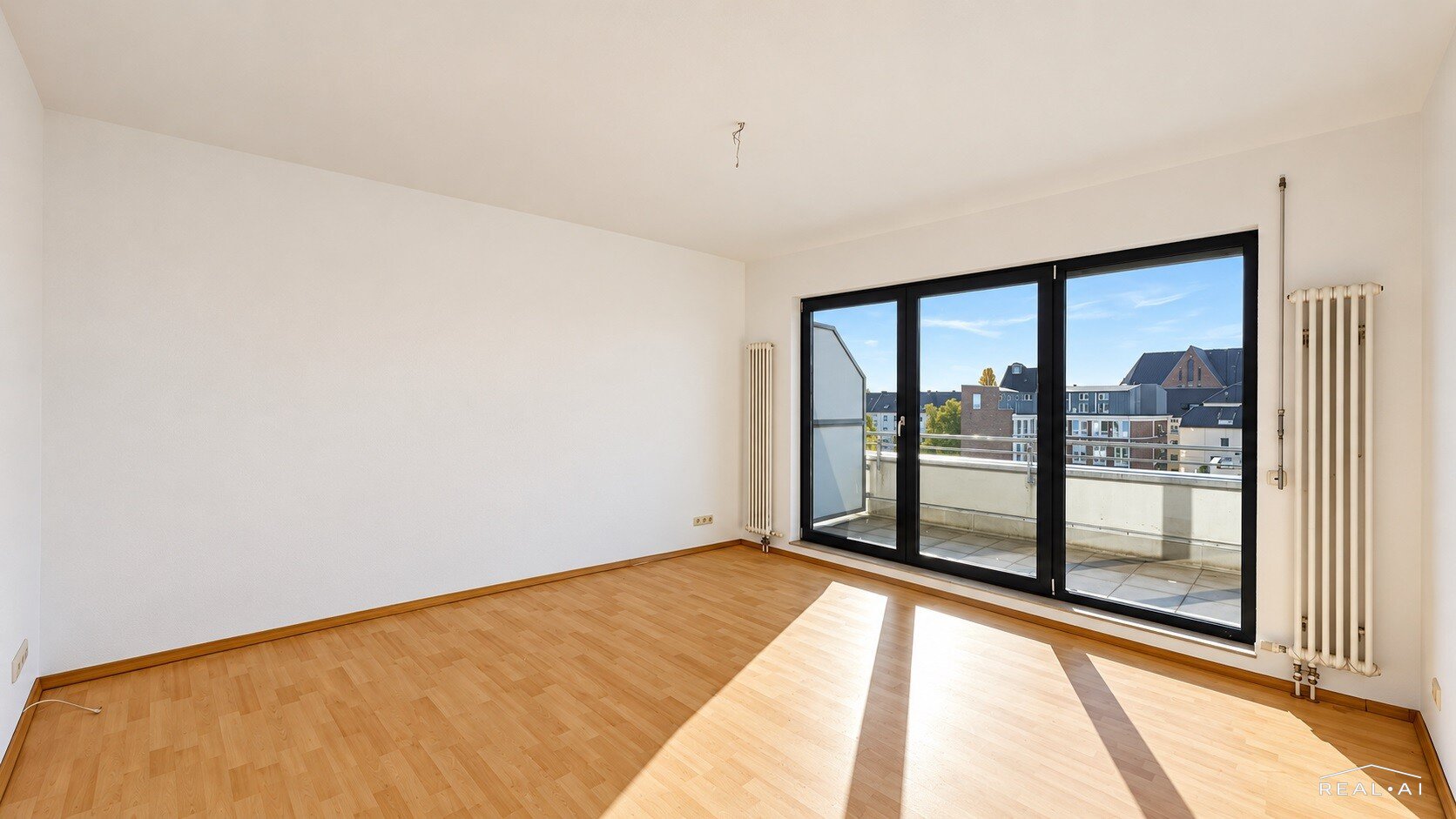 HELLE 2-ZIMMER-WOHNUNG MIT BALKON, AUFZUG UND STELLPLATZ IN ZENTRALER LAGE ZU MIETEN! - Foto 2