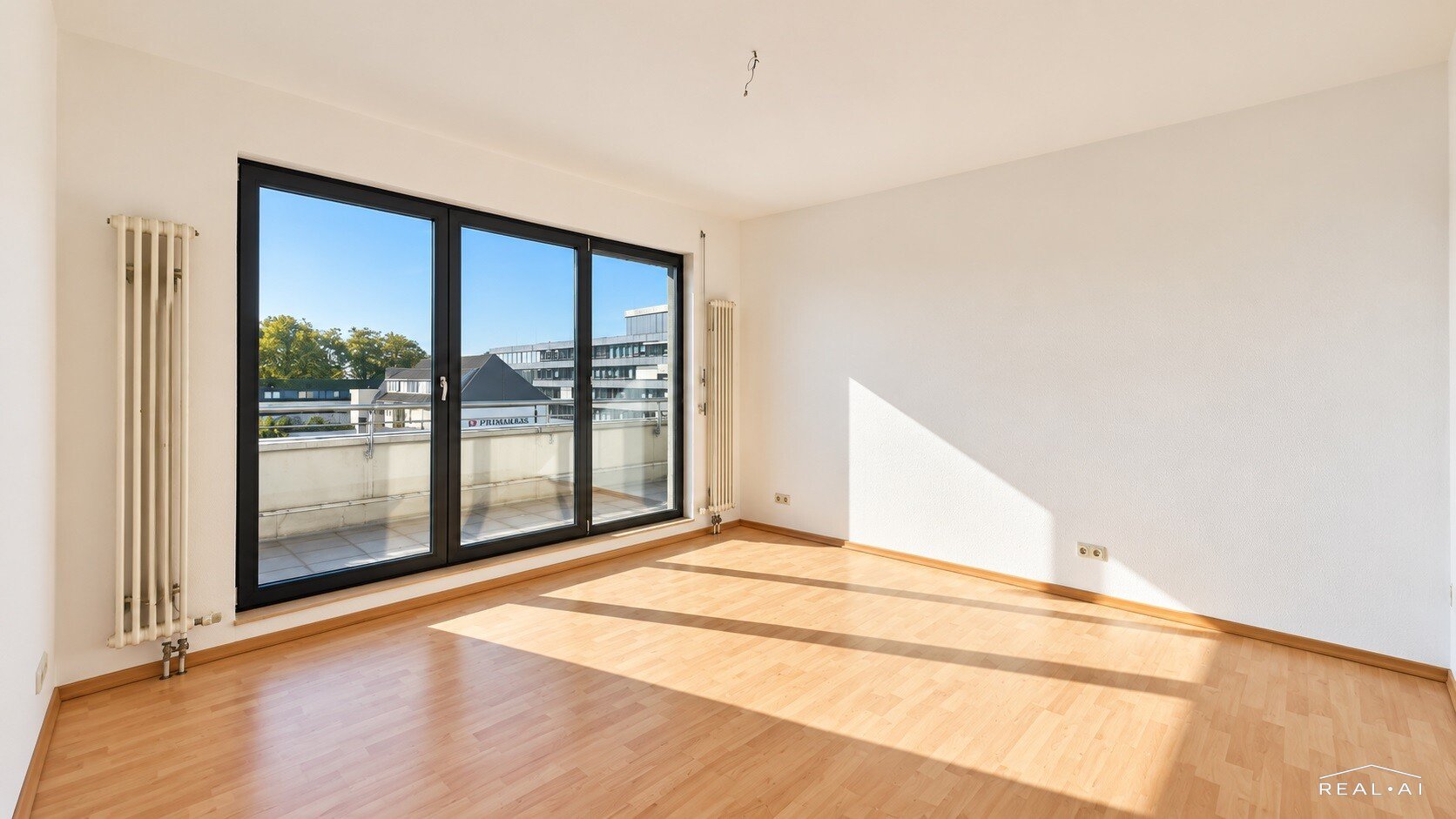 HELLE 2-ZIMMER-WOHNUNG MIT BALKON, AUFZUG UND STELLPLATZ IN ZENTRALER LAGE ZU MIETEN! - Foto 1