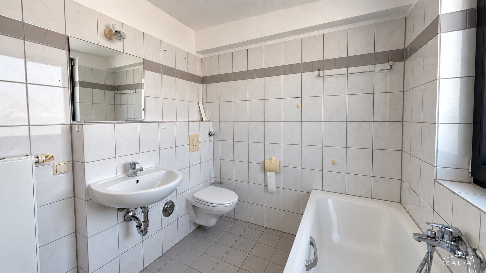 HELLE 2-ZIMMER-WOHNUNG MIT BALKON, AUFZUG UND STELLPLATZ IN ZENTRALER LAGE ZU MIETEN! - Foto 4