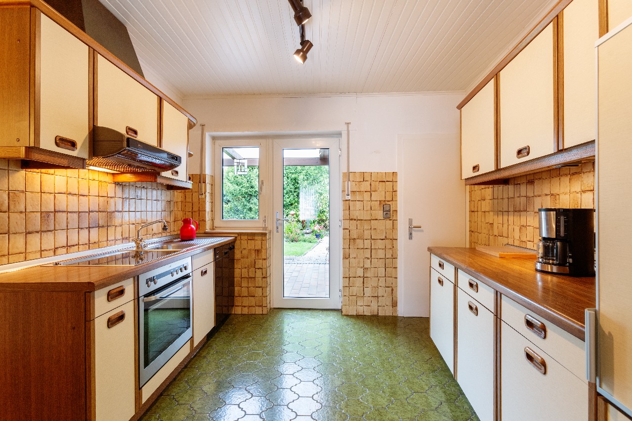 Küche mit Terrassenzugang