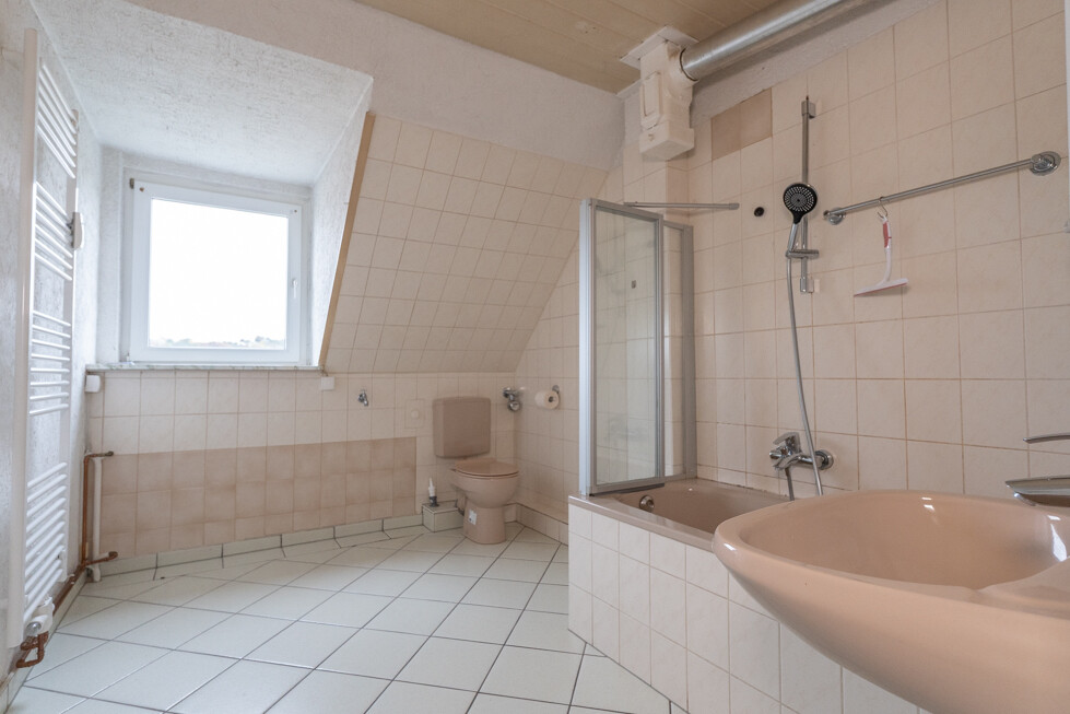 Rund 51 m² große 2-Zimmer-Dachgeschosswohnung mit renoviertem Tageslichtbad und Gartennutzung - Foto 2