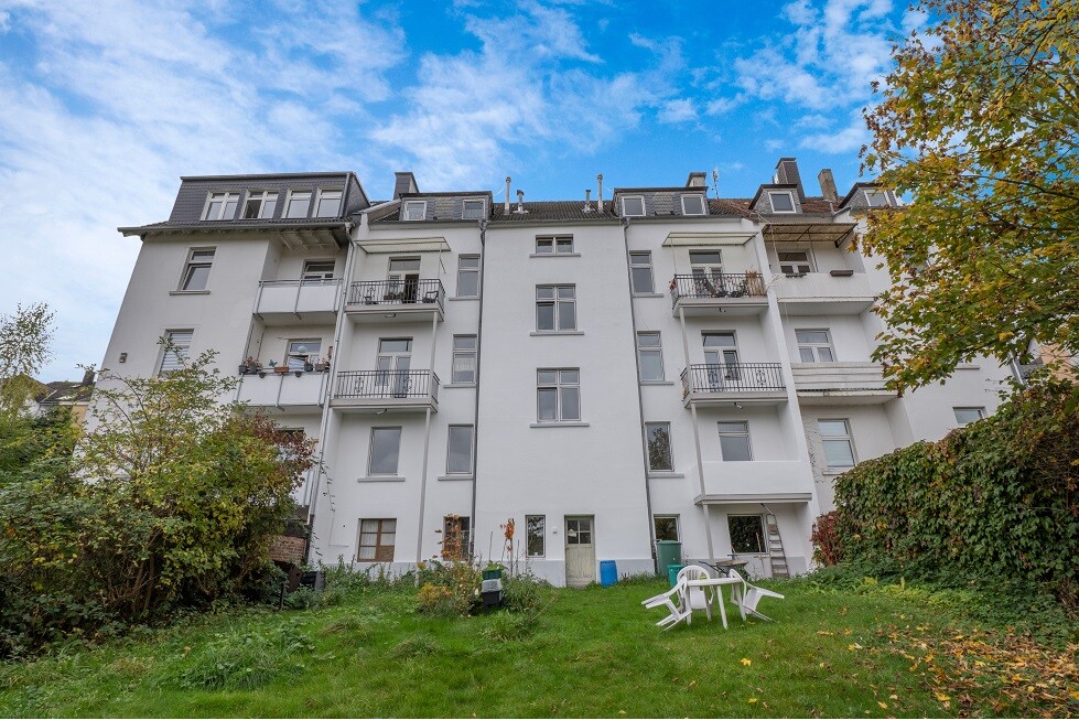 Rund 51 m² große 2-Zimmer-Dachgeschosswohnung mit renoviertem Tageslichtbad und Gartennutzung - Foto 3
