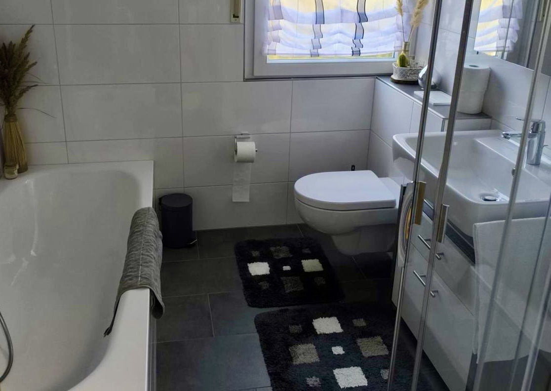 Wohnung OG - modernisiertes Bad